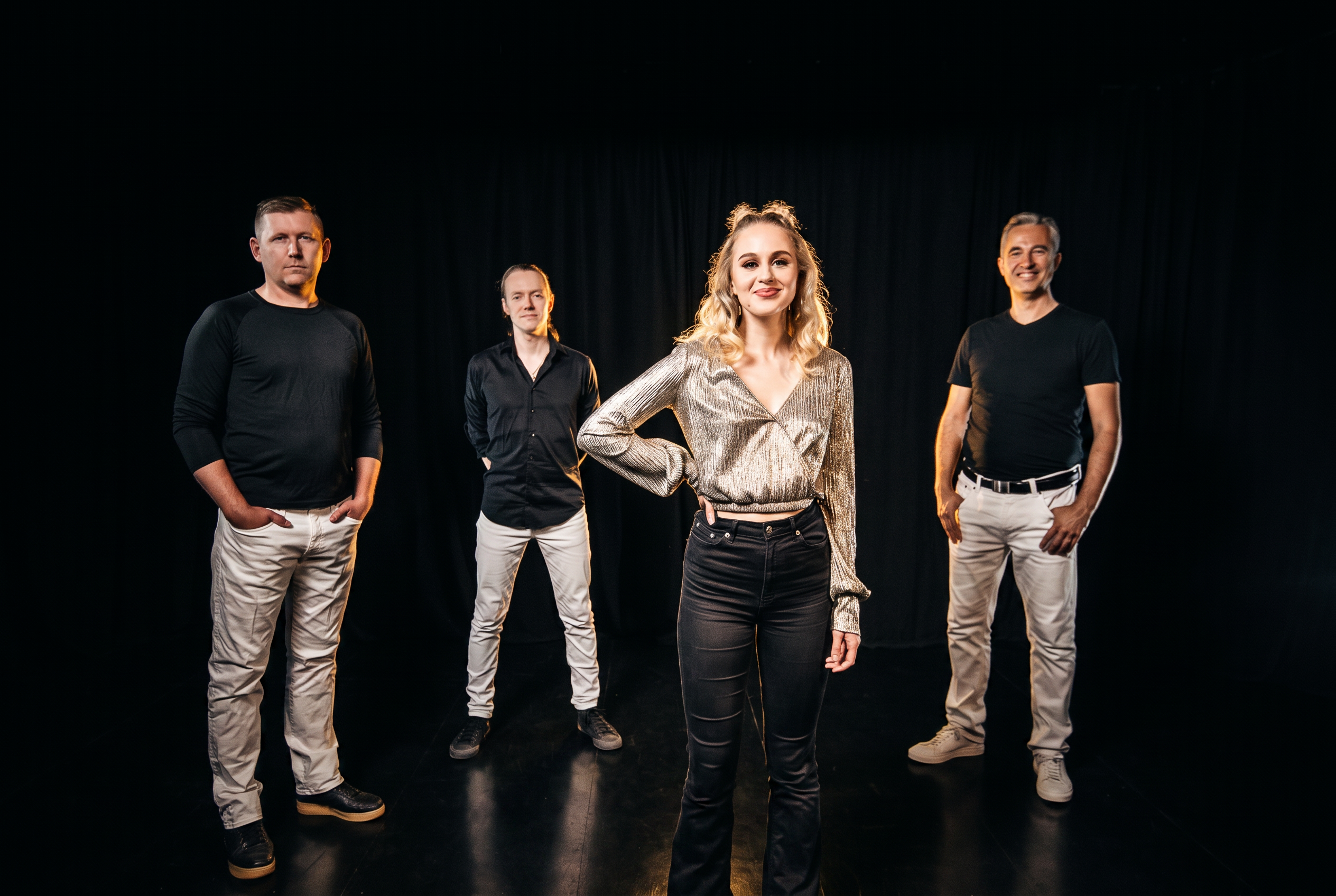 INTOn laulaja lavalla show-valoissa